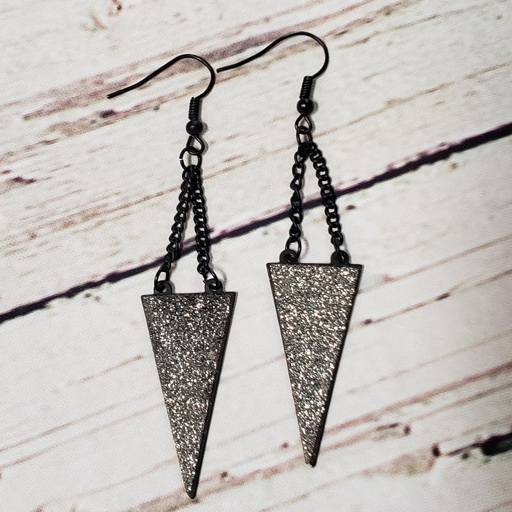 🌺 4/$20 Beautiful gunmetal earrings
